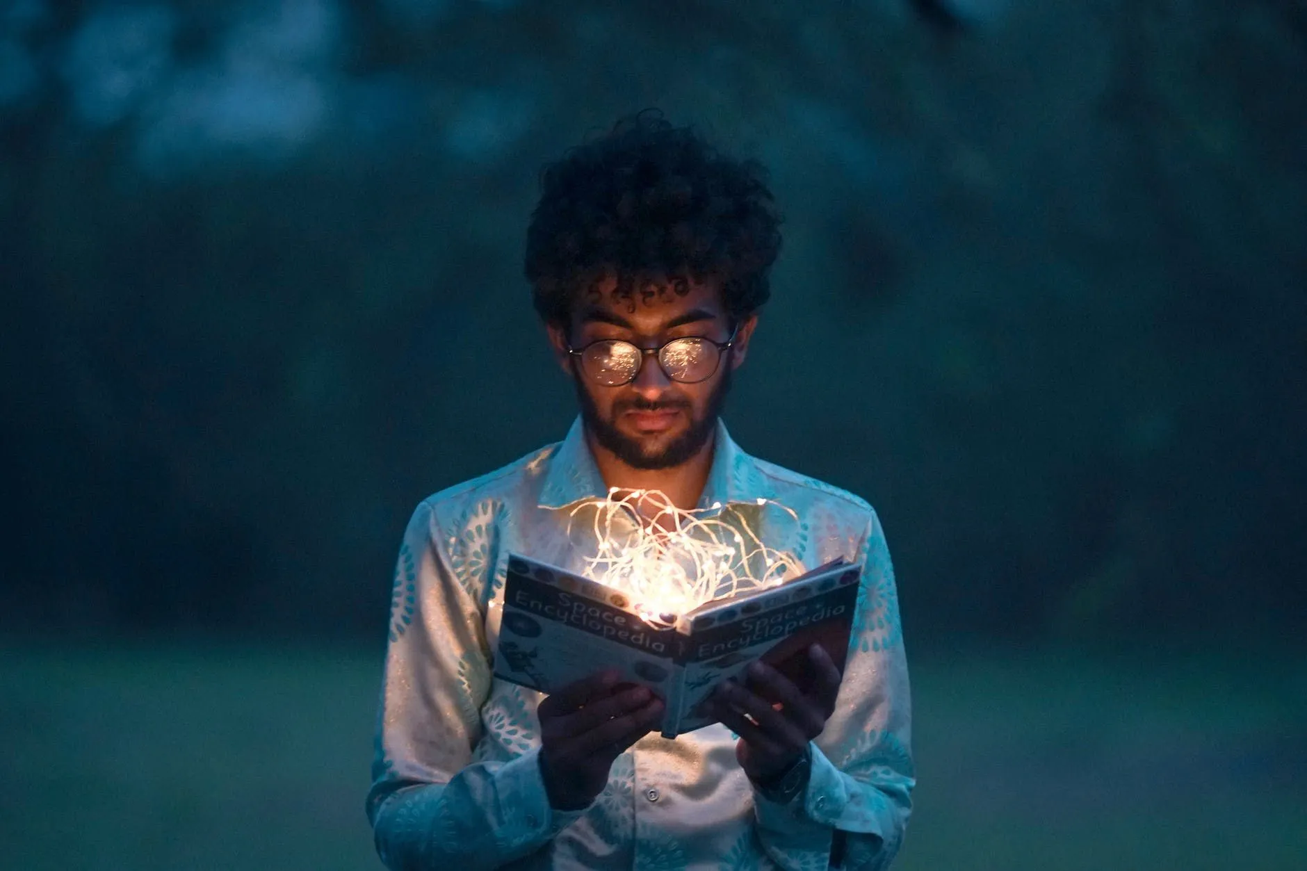 Listening ingles - Aumente seu contato com a língua inglesa homem lendo um livro