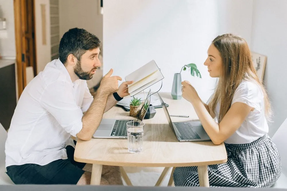 Você entende inglês, mas trava na hora de falar? Como destravar a fala de verdade