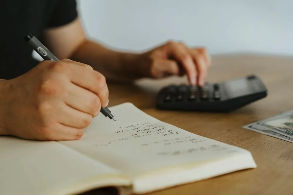 Como tomar decisões financeiras importantes: pesquisa, comparação e controle emocional