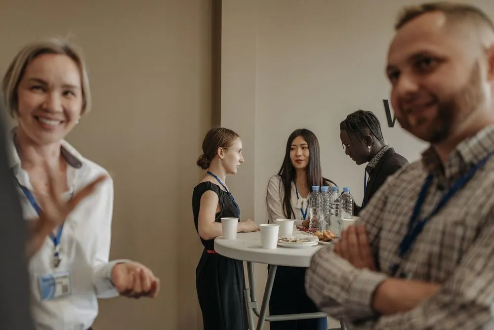 Como se comportar em eventos de networking sem parecer forçado