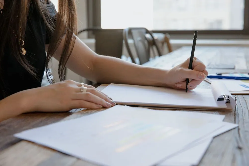 Microlearning para idiomas: como estudar em blocos curtos e manter a evolução