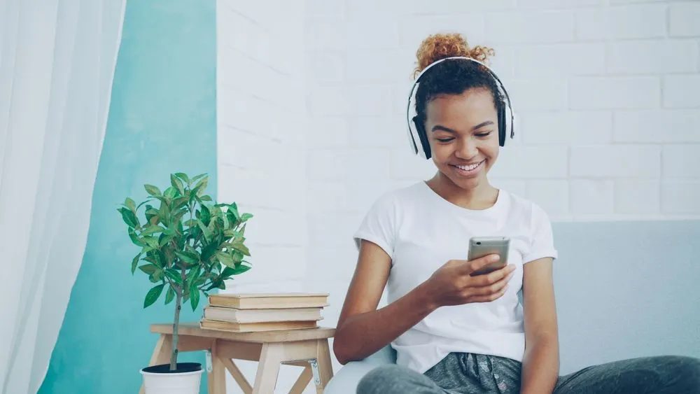Por que você entende inglês escrito, mas trava ao ouvir? Como treinar o listening de verdade
